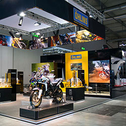 beMatrix med textiltryck till väggar och takskyltar i mässmonter.