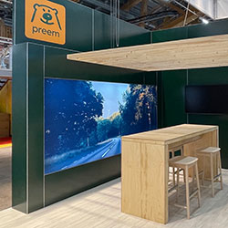 Del av monter för Preem med printade paneler.