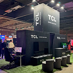 Textiltryck till TCLs beMatrix-monter på Dreamhack 2024.