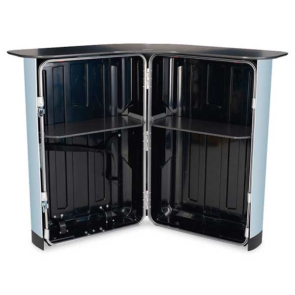 Diskens insida med hyllplan, toppskiva och omslag på plats.