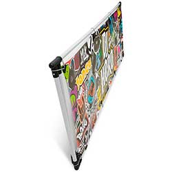 Arena bildar ett platt paket som fälls ut och är klart sekundsnabbt.