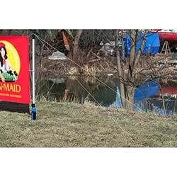 Stödstag i form av flagglinor och markspikar.