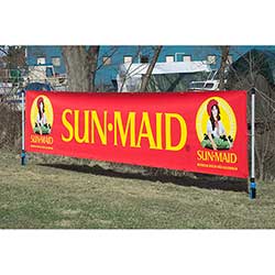 Med Banderoll-fix monteras fristående banderoller på mjuka underlag.