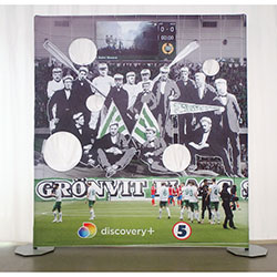 Bollvägg för Discovery+ i storlek 200 x 220 cm.