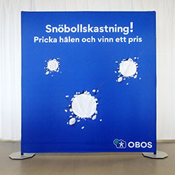 Snöbollsvägg för Obos i storlek 200 x 220 cm.