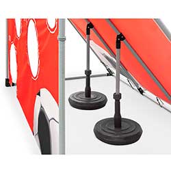 Målet fixeras med betongfötter eller jordskruvar beroende på underlaget.