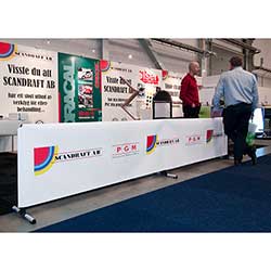EXL Staket 400 med budskap i banderoll som avskiljare i mässmonter.