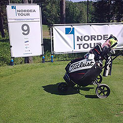 Teeskyltar vid Nordea Tour.