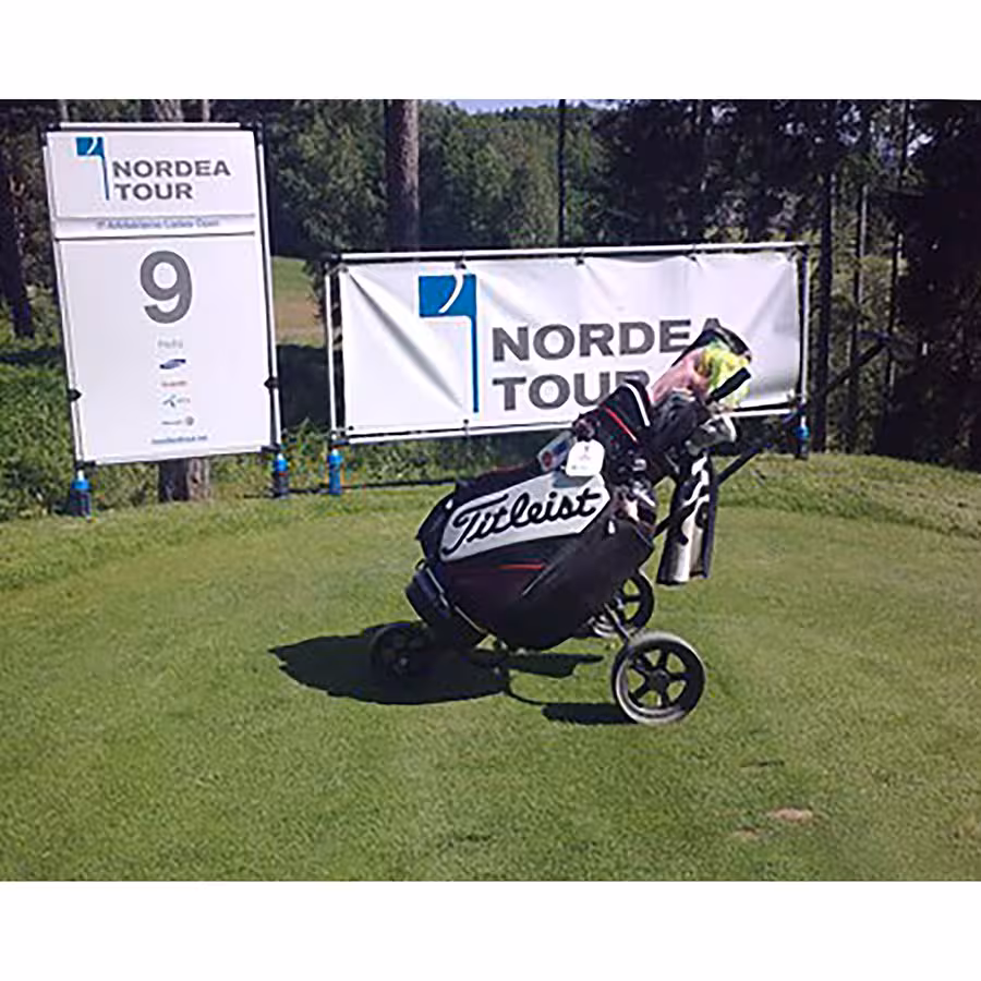 Teeskyltar vid Nordea Tour.