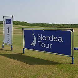 Teeskyltar vid Nordea Tour.