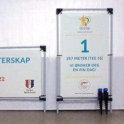 Teeskyltar vid golfevent.