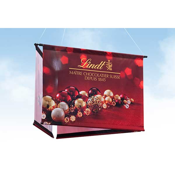 EXL Triangel är ett takhängt exposystem med tryckt textil. Mycket lätt att montera och att skifta budskap efter behov.