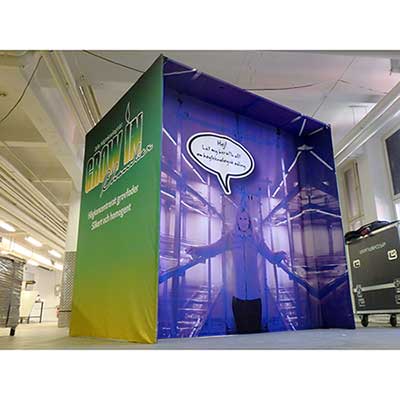 Omslaget av tryckt textil träs över EXL-systemet och blir till en kub.