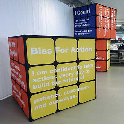 Stora kuber med omslag av tryckt textil.