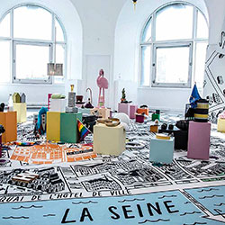 Heltäckande matta med tryck på en museiutställning i Paris.