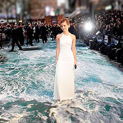 Tryckt matt istället för röd vi galapremiären av Noah.