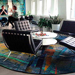 Formskuren och tryckt matta i Sickla Business Lounge.