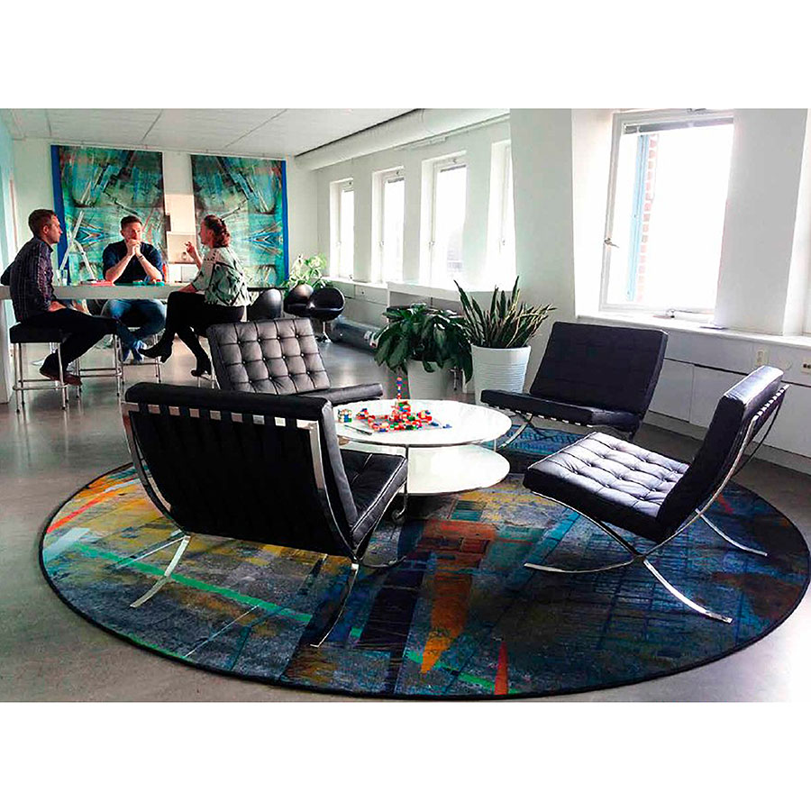 Formskuren och tryckt matta i Sickla Business Lounge.