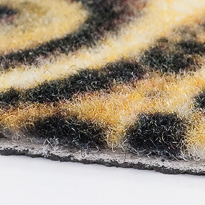 Den tryckta mattan infärgas på djupet och är trycket är permanent.