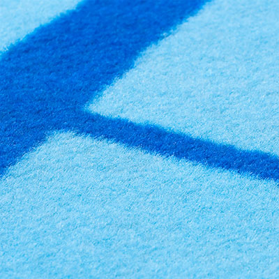 Den tryckta mattans lugg är smutsavvisande och tvättäkta.