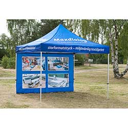 Eventtält med tryck på tak och väggar.