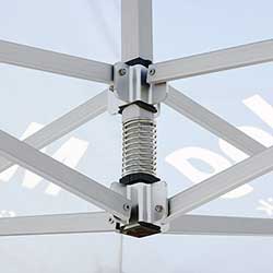 Fjäderbelastat tak ger flexibilitet och stöd när det blåser.