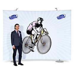 Välvd bildvägg med bredd 300 cm.