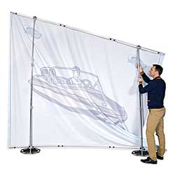 Det böjliga toppfästet underlättar monteringen av textilvåden. Textilen fästs i ramen på bekväm arbetshöjd för att sedan skjutas upp till visningshöjd.