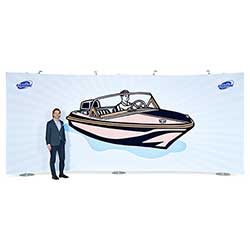 6,6 meter bred bildvägg med böjda ytterdelar.