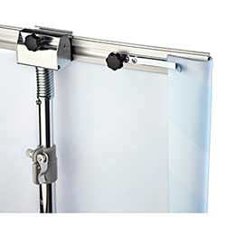 Den printade textilvåden viks runt kanten och fäst med ett fjädrande spänne.