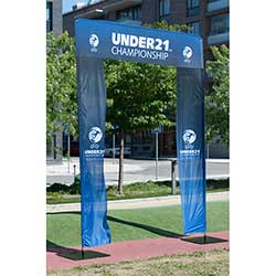 Portal med flaggtextil för både utom- och inomhusbruk.