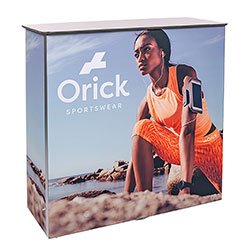 Textiltrycket är förmonterat och hålls plant med SEG-list.