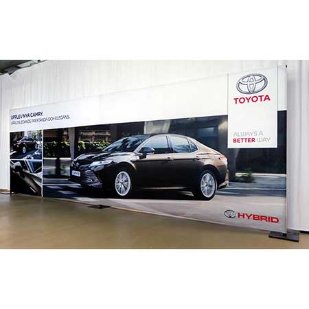 Riktigt bred backdrop till en bilsalong för Toyota.