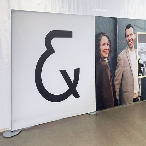 Fem meter bred fotovägg för Entity.