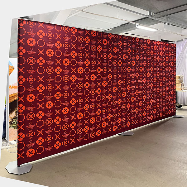 Fotovägg med storlek 5 × 2,5 meter till backdrop i mässmonter.