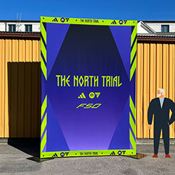 4 meter hög fotovägg för North Trial.