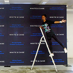 Fotovägg med storlek 6 x 3 meter som backdrop i en mässmonter.