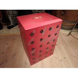 Julkalendern som låda med perforerade luckor.