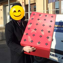 Den välfyllda julkalendern med sin glada mottagare.