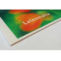 Kanten på latexmattan skärs digitalt och blir helt jämn och slät.