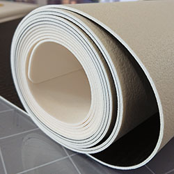 Inför transport rullas mattan ihop.