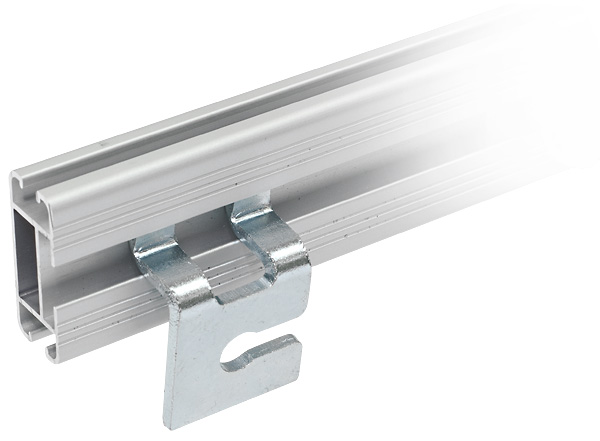 Väggfäste och hake i metall.