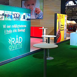 Mässmatta 3651 Grön som heltäckande matta i mässmonter.