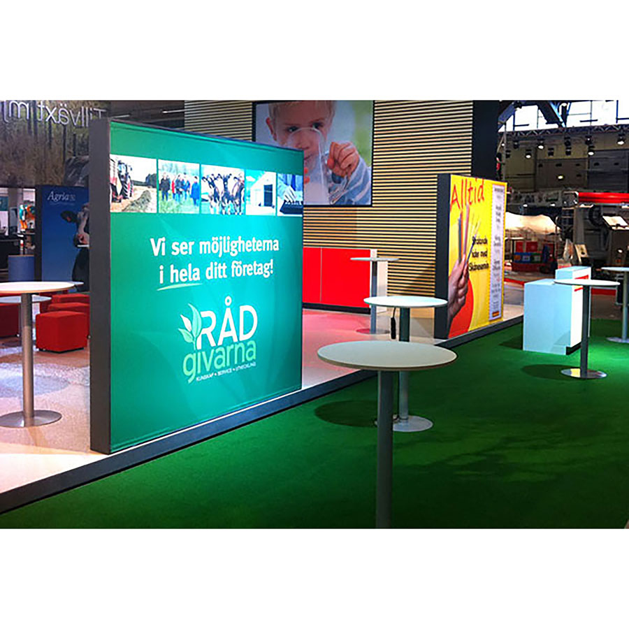 3651 Grön som heltäckande matta i mässmonter.