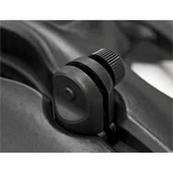 Skylten säkras i Pandafoten med ett skruvfäste.