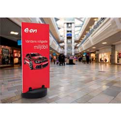 Pandaskylt som trottoarpratare inomhus.