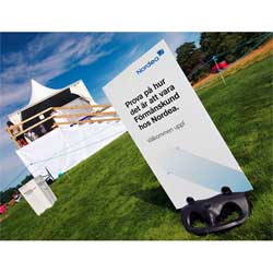 Pandaskylt vid golfevent utomhus.