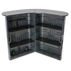 Uppställd så erbjuder disken gott om förvaring tack vare de invändiga hyllplanen