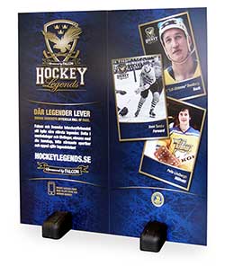 Två kopplade Puckskyltar bildar tillsammans en större vägg.