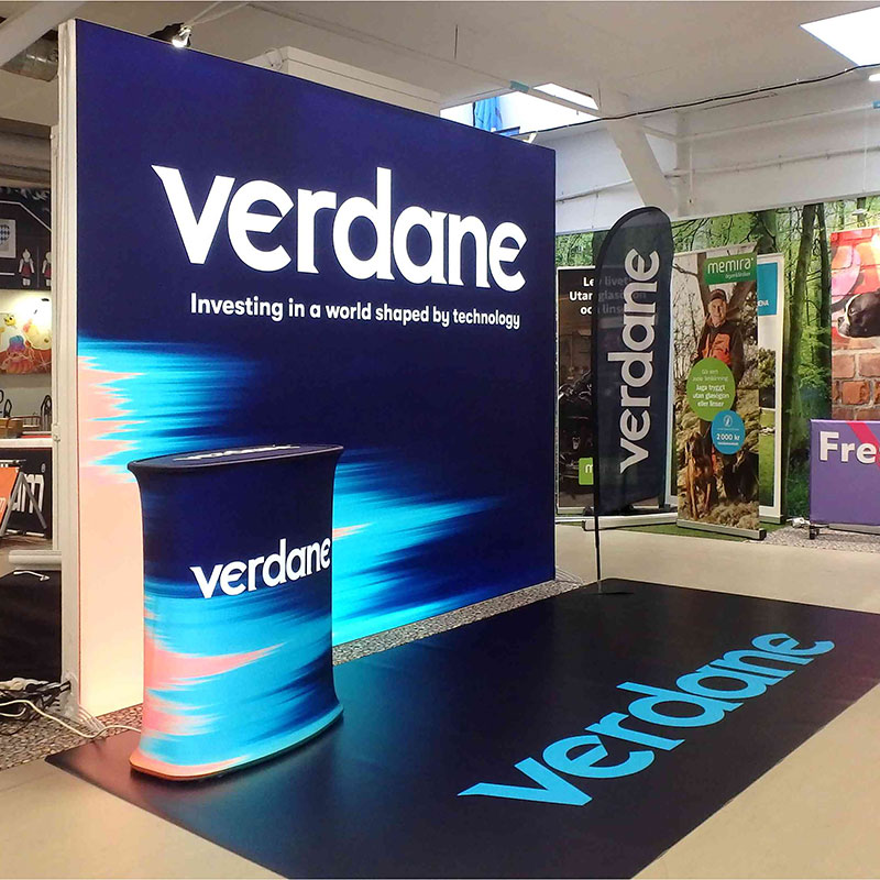 Quick Ljusvägg 300 x 250 cm i kombination med Quick Podium XL LED.